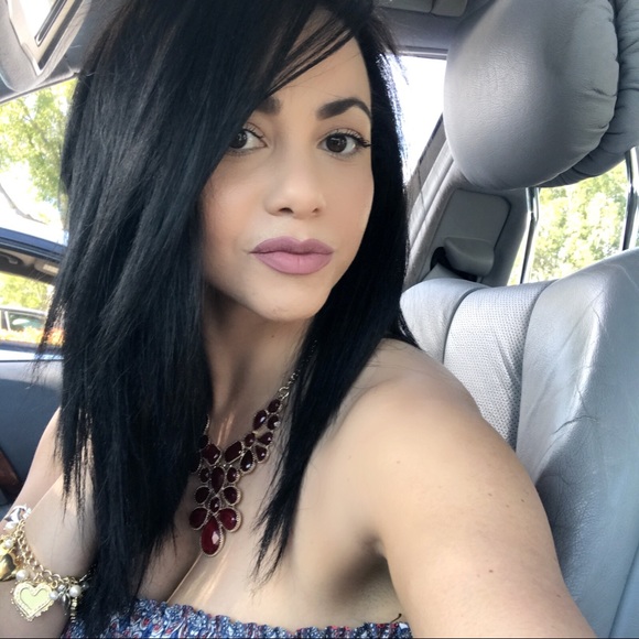 Meet your Posher, Jazmine Owner of DDS Boutique - Picture 4 of 7